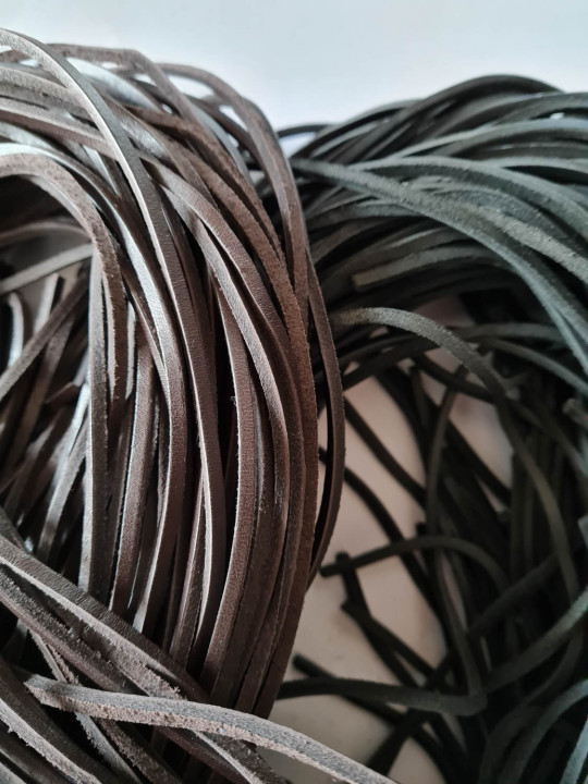 Square leather straps 125 / 130 cm