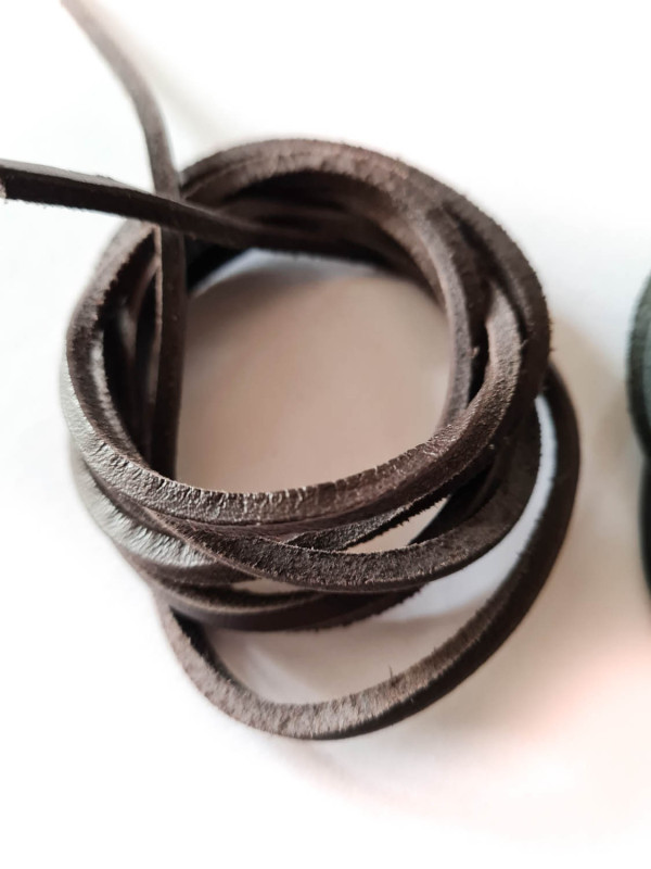 Štvorcové kožené remienky 125 / 130 cm