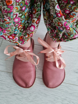 ružové saténové šnúrky