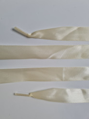 Lacets en satin beige