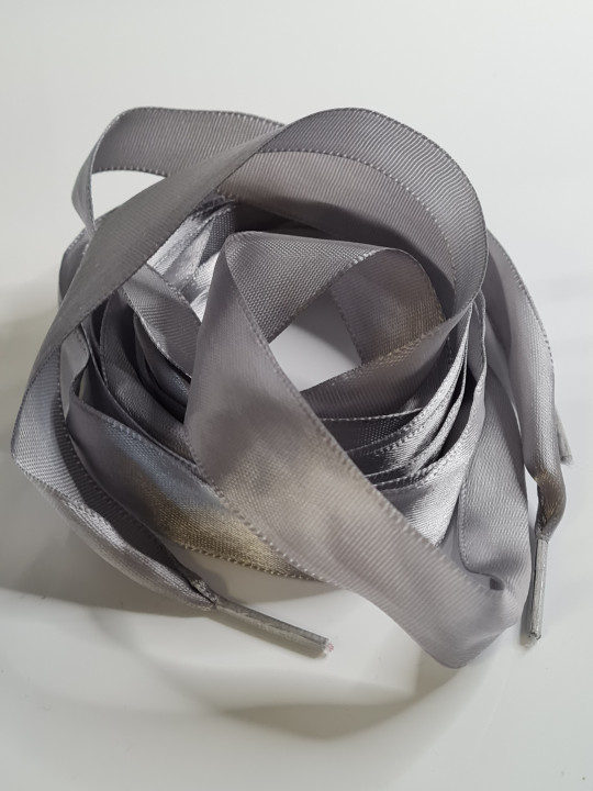 Lacets en satin gris