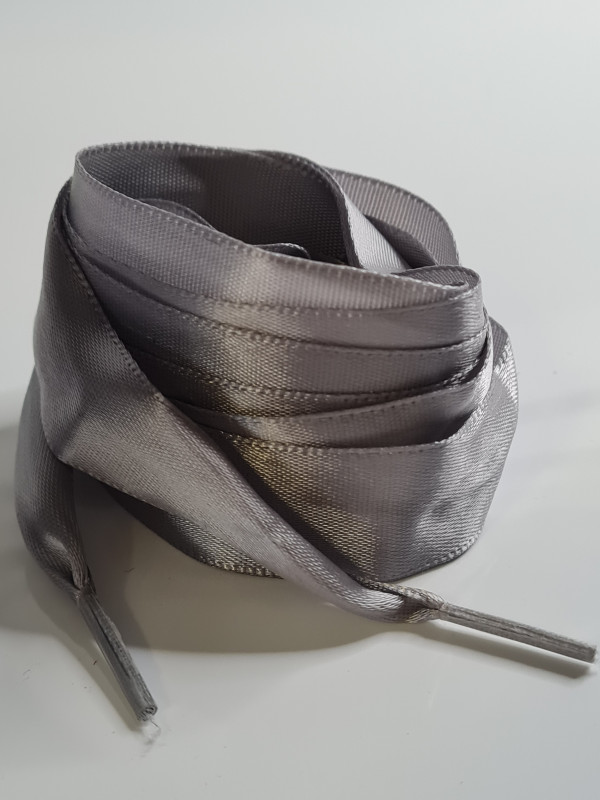 Lacets en satin gris