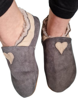 Pantoufles peau lainée grise, coeur beige