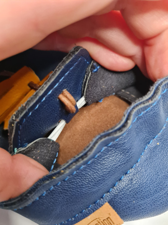 chaussons vegan bleu avec pompons