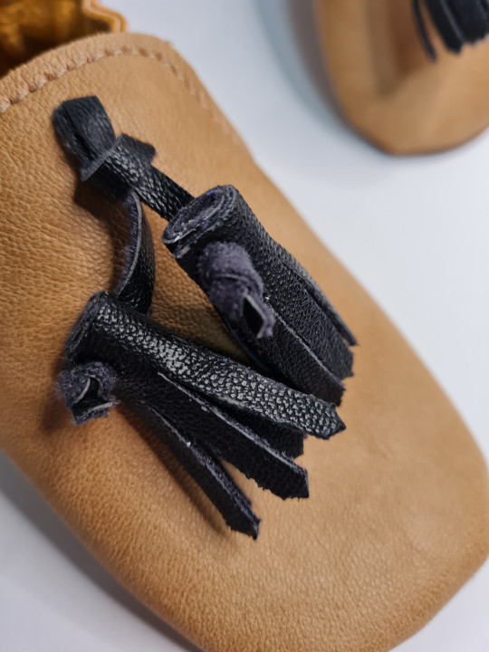 capačky vegan hnedé a pompony