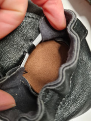 chaussons vegan noir avec pompons