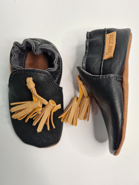chaussons vegan noir avec pompons