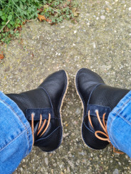 Bottines minimalistes en cuir noir