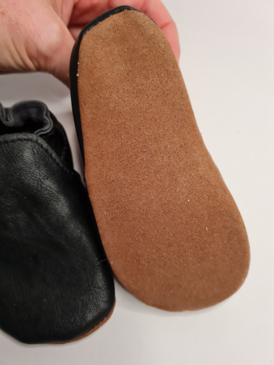 vegan slippers black with pompoms