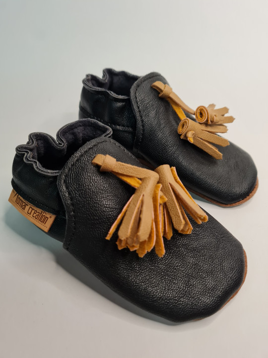 chaussons vegan noir avec pompons