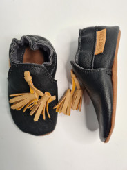 vegan slippers black with pompoms