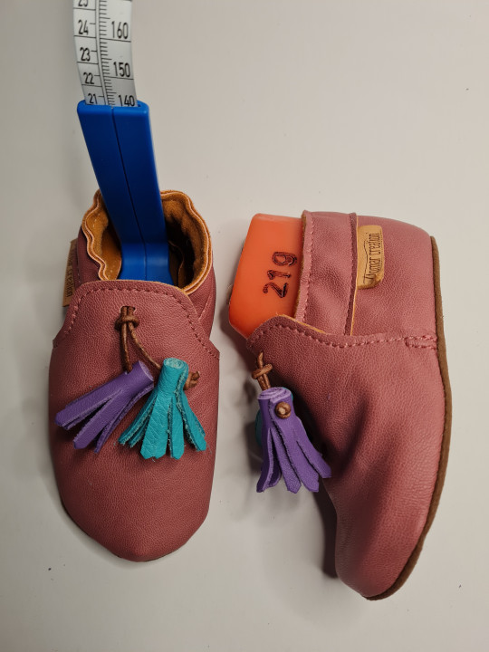 vegan slippers pink with pompoms