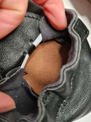 chaussons vegan noir avec pompons