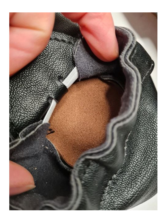 chaussons vegan noir avec pompons