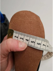 chaussons vegan noir avec pompons