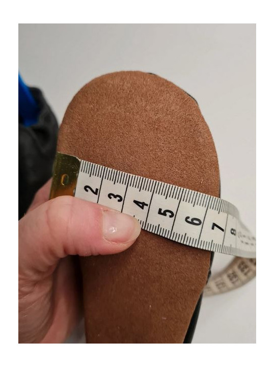 chaussons vegan noir avec pompons