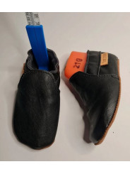 vegan slippers black with pompoms