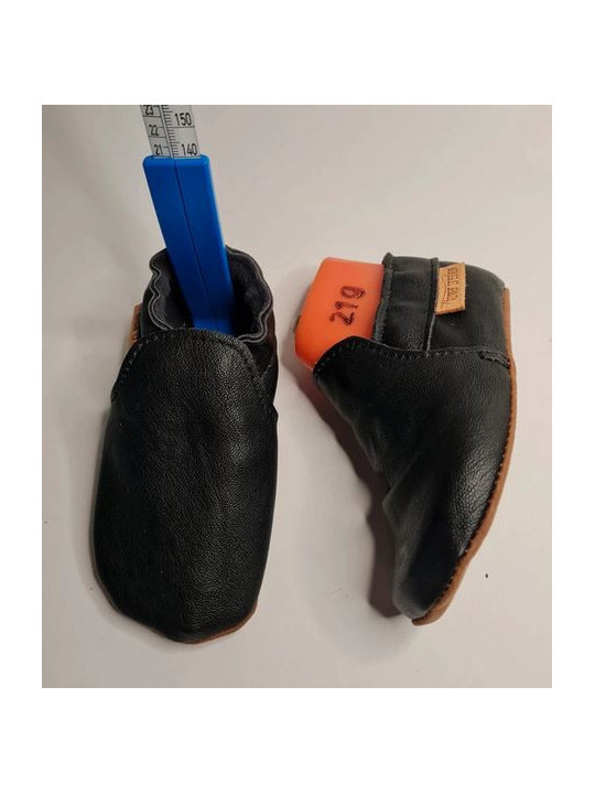 vegan slippers black with pompoms