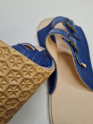 Minimalistické široké a mäkké ploché sandále s dvojitou prackou