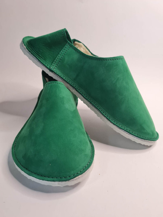Les babouches en cuir chaussons en stock de couleur