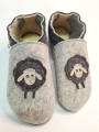 Chaussons en laine motif mouton en laine bouillie naturelle gris clair