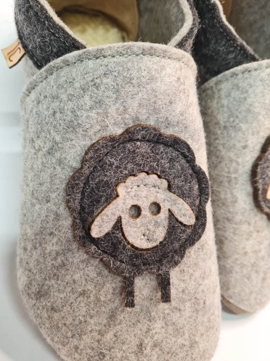 Chaussons en laine motif mouton en laine bouillie naturelle gris clair