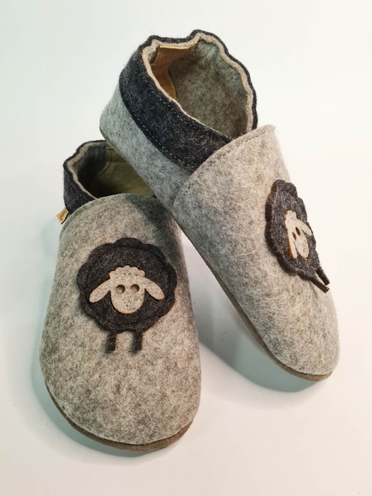 Chaussons en laine motif mouton en laine bouillie naturelle gris clair
