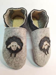 Chaussons en laine motif mouton en laine bouillie naturelle gris clair
