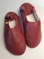 Les babouches sont bio et de couleur bordo