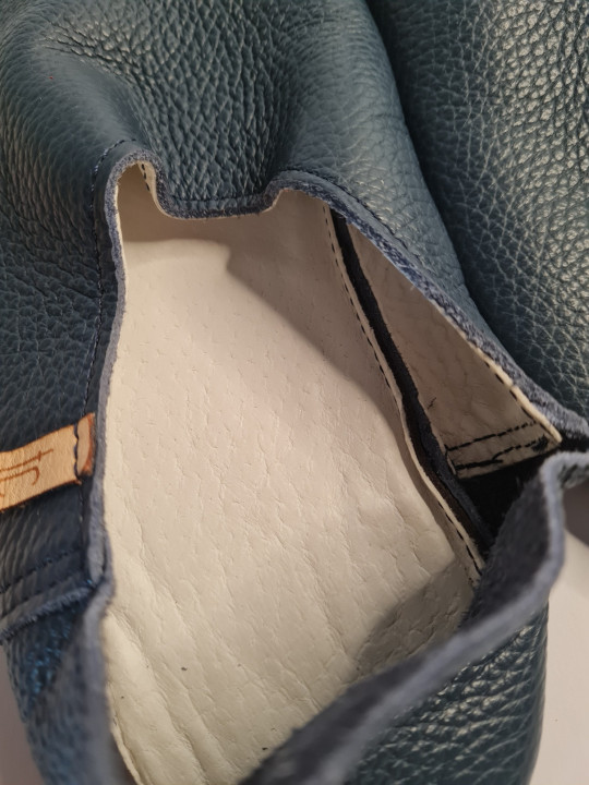 Les babouches sont bio et de couleur bleue