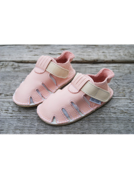 Our little gummies with velcro closure are made from soft quality vegetable-tanned leather.