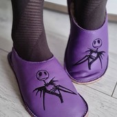 Do you know who is embroidered on slippers? 👀🤩 Design your own embroidered slippers too : https://tomarcreation.com/en/21-your-creation#tomarcreation #barefootshoes #barefootslippers #leatherslippers #handmade #madeinslovakia #vyrobenenaslovensku #halloween #emroideredslippers #chaussonscuir #chaussons #softshoes #barefoot