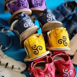 🎨 U nás máte na výber viac ako 20 farieb kože. Ktorá je vaša obľúbená? 🤩
👣 na obrázku papučky s výšivkou na päte na objednávku
#tomarcreation #papucky #capacky #ptitesgommes #barefootshoes #barefootslippers #handmade #madeinslovakia #sandals #barefootsandals