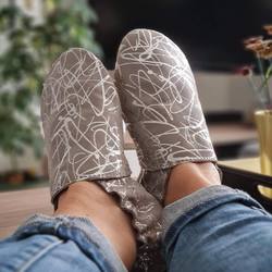 Grey velvet slippers now on sale 🤩
👣 soft leather that adapts perfectly to the feet
🐑 inner insulation - fleece or wool 

#tomarcreation #barefootshoes #barefootslippers #handmade #madeinslovakia #vyrobenenaslovensku #barefootobuv #barefootpapuce #capacky #papucky #leatherslippers #barefoot #handmadeslippers